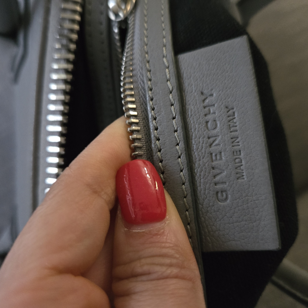 Givenchy Small Antigona in pearl grey - Picture 12 of 16